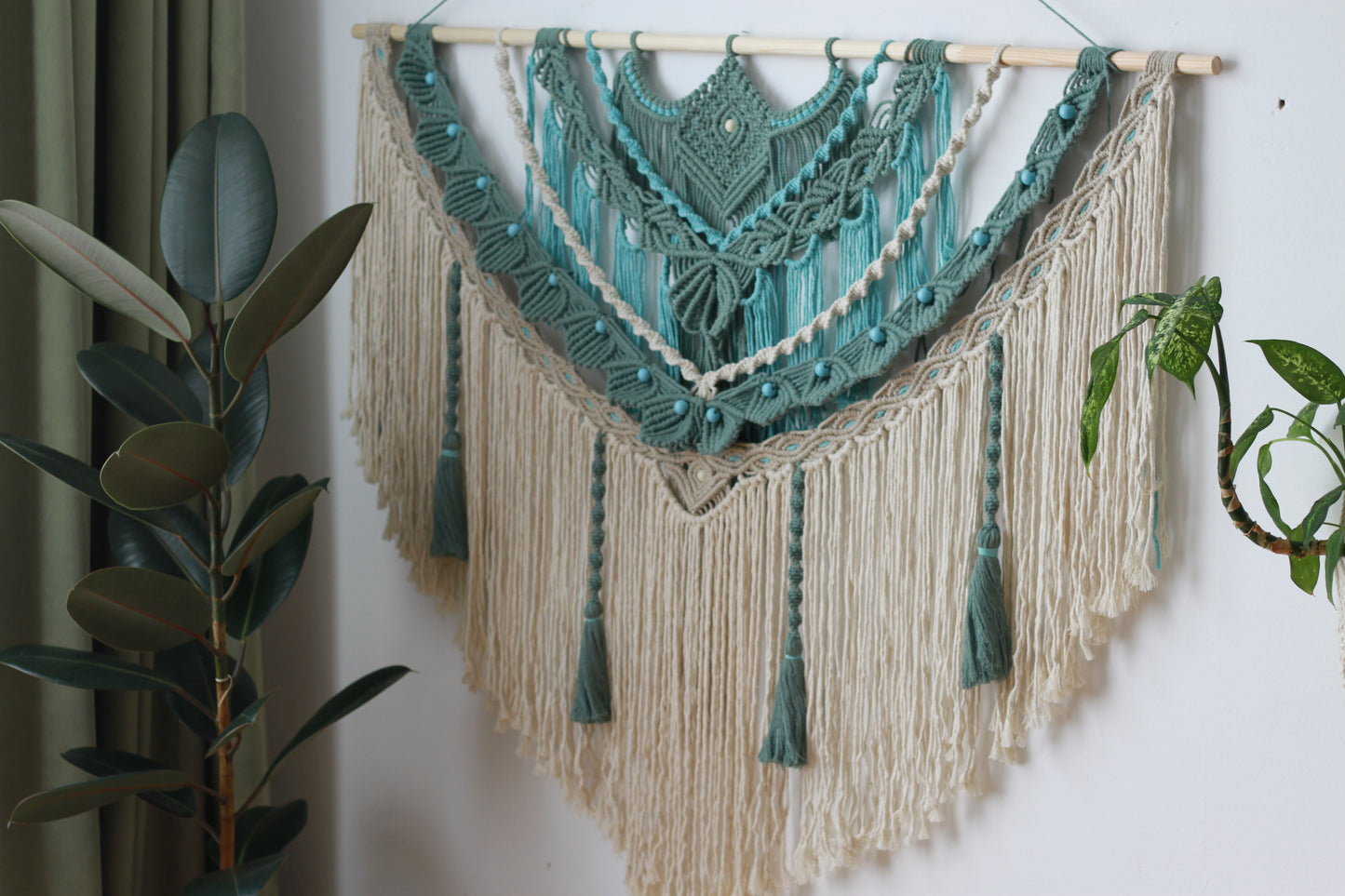 Wall Hanginng   Size:  126/137 cm